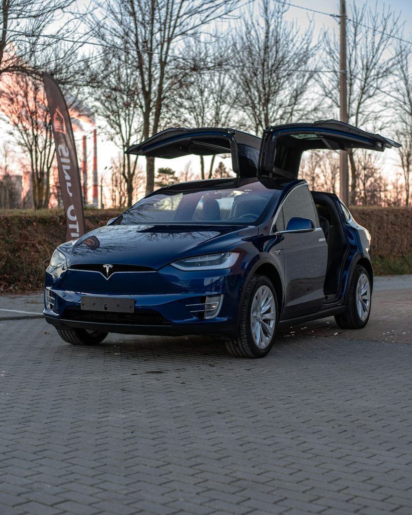 Tesla Model X con las puertas abiertas